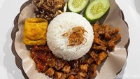 Paket pertama adalah sego cumi balado yang merupakan salah satu menu favorit. Cumi balado punya rasa yang pedasnya nampol. Cocok nih dicoba para pecinta pedas. Foto: Detikcom / Atiqa Rana