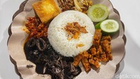 Bagi mereka yang tidak bisa makan pedas, ada cumi tinta hitam. Cumi ini dimasak basah dengan bumbu tinta hitam gurih. Foto: Detikcom / Atiqa Rana
