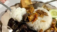 Karena cumi tinta hitam tidak pedas, jika ingin ada sensasi pedasnya, bisa dimakan menggunakan orek tempe dan juga sambalnya. Foto: Detikcom / Atiqa Rana
