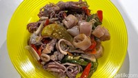 Selain itu, ada menu cumi mercon. Meskipun namanya mercon, tetapi rasa cumi ini tidak sepedas cumi balado. Masih bisa dinikmati mereka yang tak suka pedas. Foto: Detikcom / Atiqa Rana