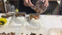  Warung yang kerap ramai pengunjung ini menawarkan penjualan via aplikasi online. Seperti pegawai ini yang sedang menyiapkan pesanan online. Foto: Detikcom / Atiqa Rana
