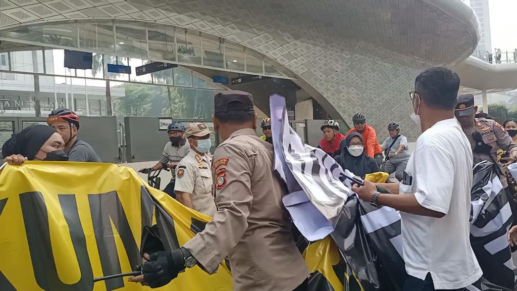 Bubarkan Demo Tolak RKUHP di CFD Bundaran HI, Polisi Disoraki Massa Aksi