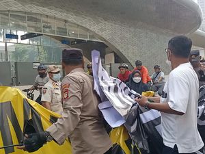 Bubarkan Demo Tolak RKUHP di CFD Bundaran HI, Polisi Disoraki Massa Aksi