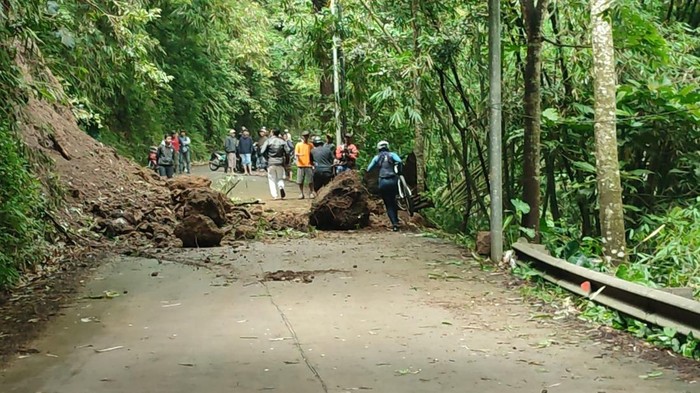 Material Longsor Tutup Jalur Wisata Maribaya-Lembang.