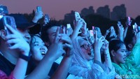 Meski diguyur hujan para pengunjung tetap antusias menyaksikan Neck Deep.  