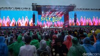 Area konser sempat diguyur hujan, namun tidak menyurutkan semangat penonton. Neck Deep tetap mendapat sambutan yang meriah dari penonton.  