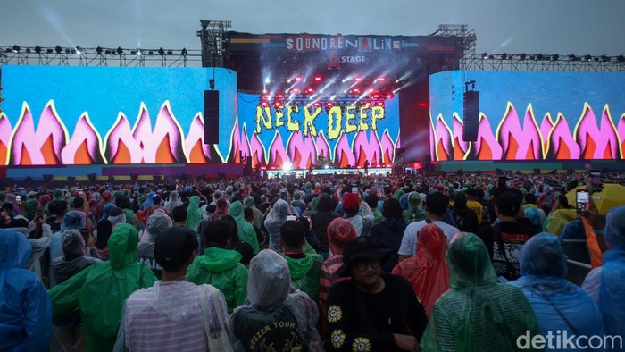 Melihat Lagi Aksi Neck Deep Meriahkan Soundrenaline Neck Deep menjadi salah satu musisi yang ikut memeriahkan line up konserΒ Soundrenaline 2022 di Ecopark Allianz Ancol, Sabtu (26/11/2022).