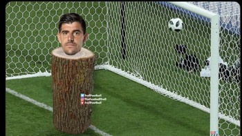 Kiper Belgia Courtois yang digambarkan cuma bisa mematung. Foto: Twitter