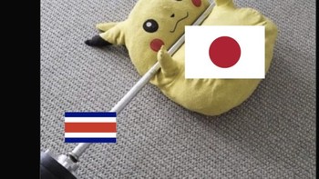 Meme tokoh anime Jepang yang tidak kuat menangkat beban. Foto: Twitter