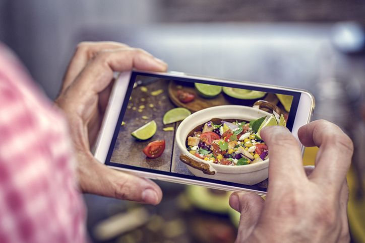 Memotret makanan sebelum dimakan