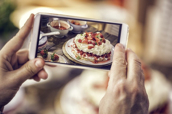 Memotret makanan sebelum dimakan