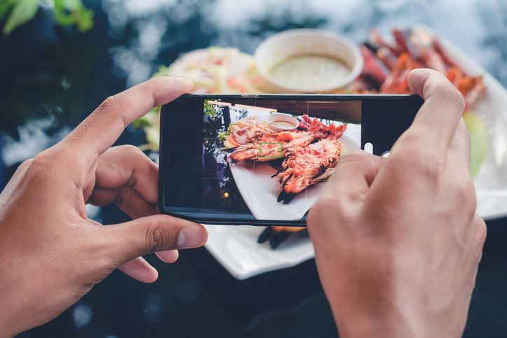 Memotret makanan sebelum dimakan