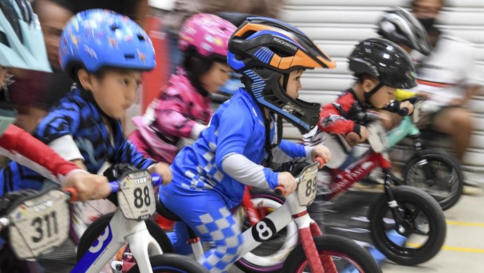 Mencari Bibit Muda Atlet Sepeda Lewat Lomba Pushbike Sejumlah peserta memacu sepedanya dalam kegiatan Journalist MTB Push Bike Race di Jakarta, Sabtu (26/11/2022). Kompetisi yang merupakan rangkaian perayaan HUT ke-13 JMTB tersebut diikuti sekitar 217 peserta dengan melombakan delapan kelas dari berbagai umur. ANTARA FOTO/M Risyal Hidayat/nym.