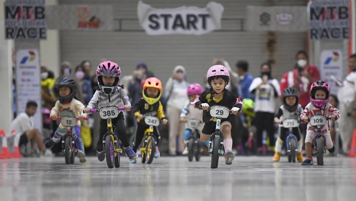 Mencari Bibit Muda Atlet Sepeda Lewat Lomba Pushbike Sejumlah peserta memacu sepedanya dalam kegiatan Journalist MTB Push Bike Race di Jakarta, Sabtu (26/11/2022). Kompetisi yang merupakan rangkaian perayaan HUT ke-13 JMTB tersebut diikuti sekitar 217 peserta dengan melombakan delapan kelas dari berbagai umur. ANTARA FOTO/M Risyal Hidayat/nym.