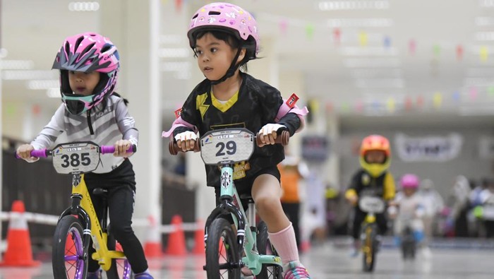 Mencari Bibit Muda Atlet Sepeda Lewat Lomba Pushbike Sejumlah peserta memacu sepedanya dalam kegiatan Journalist MTB Push Bike Race di Jakarta, Sabtu (26/11/2022). Kompetisi yang merupakan rangkaian perayaan HUT ke-13 JMTB tersebut diikuti sekitar 217 peserta dengan melombakan delapan kelas dari berbagai umur. ANTARA FOTO/M Risyal Hidayat/nym.