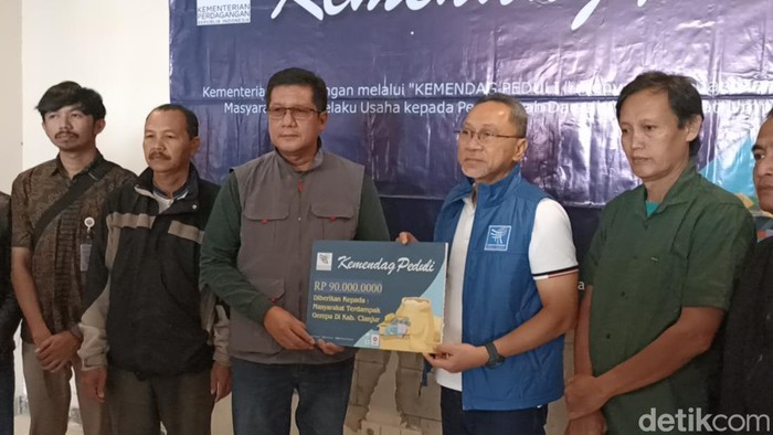Mendag Zulkifli Hasan salurkan bantuan ke korban gempa Cianjur.