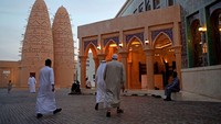 Pada pintu masjid itu terpampang papan elektronik Islam lebih dari 30 bahasa. Tersedia pula buklet pengenalan Islam berbagai bahasa dan bisa dimiliki bagi siapa saja yang mau. Kementerian Wakaf dan Urusan Islam Qatar juga meluncurkan paviliun untuk memperkenalkan Islam dan ajarannya selama Piala Dunia 2022. Agustin Paullier/AFP/Getty Images