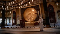 Interior dan eksterior masjid ini sepenuhnya bernuansa emas, termasuk dinding dan lantainya. Keindahan masjid ini semakin terpancar ketika mendapat pencahayaan dari lampu maupun sinar matahari. Tempat ibadah ini mempunyai penceramah laki-laki dan perempuan yang bisa berbagai bahasa. Mereka akan menjelaskan soal agama dan toleransi Islam kepada pengunjung. Anne-Christine Poujoulat/AFP/Getty Images