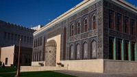 Masjid Emas adalah salah satu bangunan paling ikonik di Qatar. Masjid ini memiliki gaya arsitektur yang berkiblat ke Ottoman. Lokasinya berdekatan dengan area pantai. Tak salah jika masjid ini dijadikan tujuan wisata religi. Manan Vatsyayana/AFP/Getty Images 