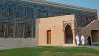 Lokasi Masjid Emas terletak di Katara, yang jaraknya hanya 5 kilometer dari Doha, ibu kota Qatar atau dengan waktu tempuh cuma sekitar lima menit. John Wreford/SOPA/LightRocket/Getty Images 