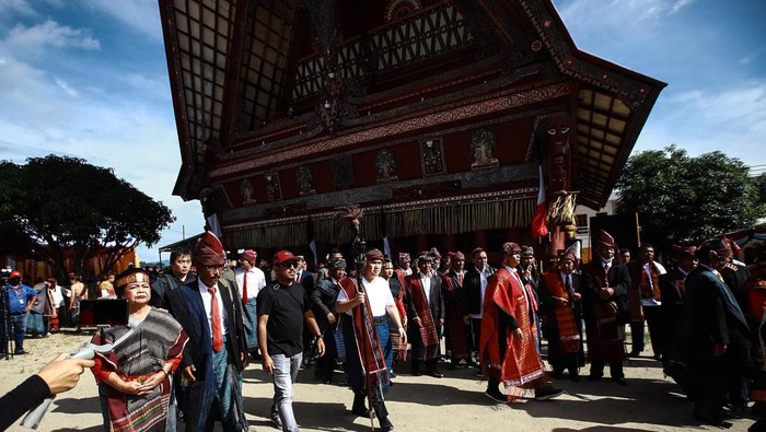 Erick Thohir jadi orang Batak melalui prosesesi Mangai Marga di acara Tao Toba Heritage Fest, Lopo Inn, Tomok, Kabupaten Samosir, Sumatera Utara, Sabtu (26/11/2022).