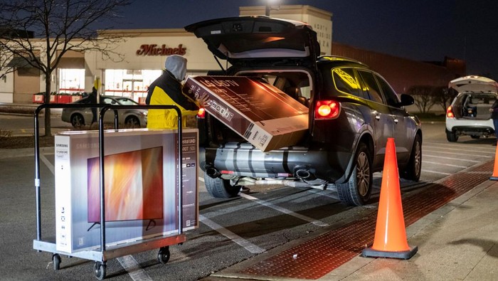 Meriahnya Black Friday, Pesta Belanja Terbesar Sepanjang Tahun A shopper loads a TV into a car outside a Best Buy store during Black Friday sales in Chicago, Illinois, U.S., November 25, 2022. REUTERS/Jim Vondruska