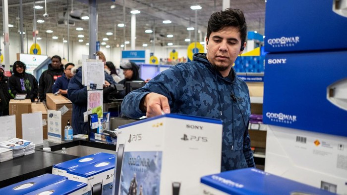 A worker holds a Playstation 5 at a Best Buy store during Black Friday sales in Chicago, Illinois, U.S., November 25, 2022. REUTERS/Jim Vondruska