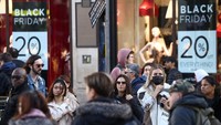 Orang-orang berjalan melewati tanda Black Friday di etalase toko selama Black Friday di Oxford Street di London, Inggris, Jumat (25/11/2022). Black Friday menjadi salah satu waktu yang ditunggu oleh warga untuk berbelanja. Reuters/Henry Nicholls