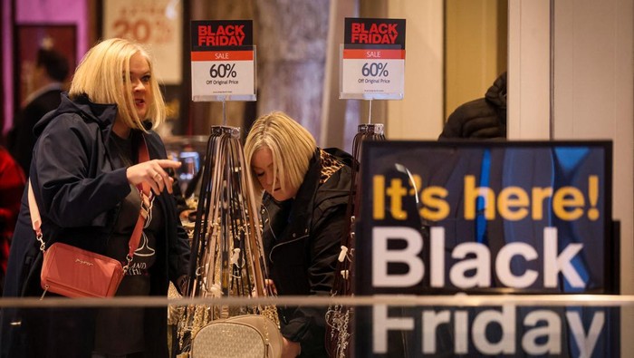 Meriahnya Black Friday, Pesta Belanja Terbesar Sepanjang Tahun People shop at Macy's Herald Square during Black Friday sales in New York City, U.S., November 25, 2022. REUTERS/Brendan McDermid