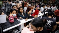 Selanjutnya istilah Black Friday muncul pada tahun 1924. Sejak dimulainya Parade Thanksgiving Macy, hari Jumat setelah Thanksgiving, istilah Black Friday digunakan secara tidak resmi untuk musim belanja liburan. Reuters/Leonardo Fernandez Viloria