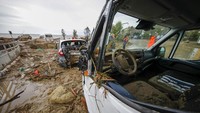Upaya penyelamatan terhambat oleh hujan dan angin kencang yang terus terjadi. Kendala cuaca ini juga membuat perjalanan kapal feri yang membawa bantuan dari daratan utama tertunda. AP/Salvatore Laporta  
