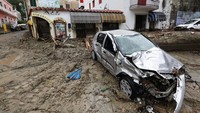Jalanan tidak bisa dilewati dan walikota di pulau itu mendesak orang untuk tinggal di rumah. Sedikitnya 100 orang dilaporkan terlantar tanpa listrik dan air, dan sekitar 70 orang ditempatkan di gimnasium komunitas. AP/Alessandro Garofalo 