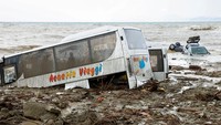 Mobil-mobil di Pulau Ischia Italia Hanyut Diterjang Longsor