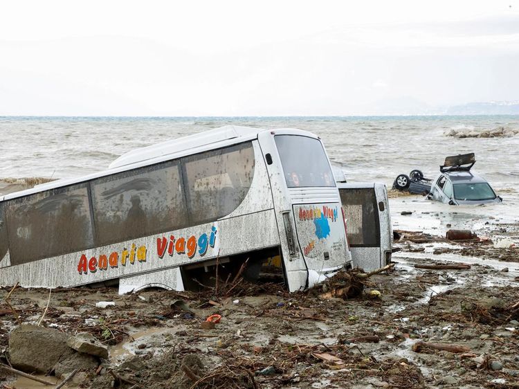 Mobil-mobil di Pulau Ischia Italia Hanyut Diterjang Longsor