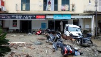 Sejumlah motor juga tak luput dari sapuan longsor. Pulau pegunungan yang berpenduduk padat ini merupakan tujuan wisata populer baik untuk pantai maupun spanya. Gempa berkekuatan 4,0 di pulau itu pada tahun 2017 menewaskan dua orang, menyebabkan kerusakan signifikan pada kota Casamicciola dan Lacco Ameno yang berdekatan. Reuters/Ciro de Luca  