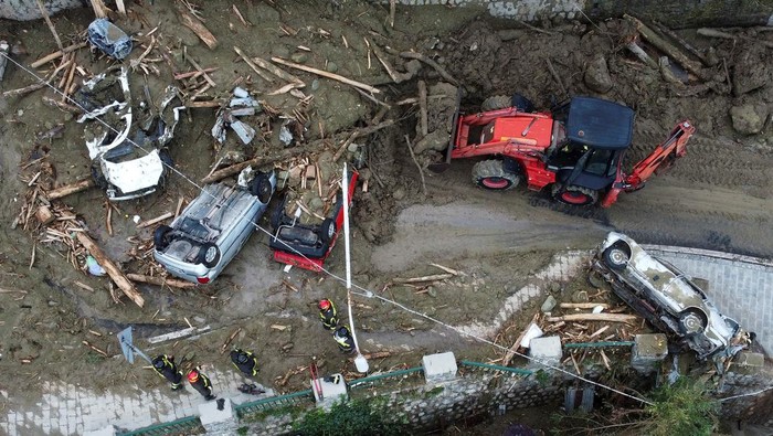 Mobil-mobil di Pulau Ischia Italia Hanyut Diterjang Longsor Damaged cars lie at a street following a landslide on the Italian holiday island of Ischia, Italy November 26, 2022. REUTERS/Ciro de Luca