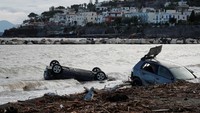 Sejumlah mobil tersapu longsor hingga ke lautan. Pulau itu menerima curah hujan 126 milimeter (hampir lima inci) dalam enam jam, curah hujan terberat dalam 20 tahun, menurut pejabat. Reuters/Guglielmo Mangiapane 