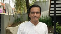 Memang aktor kelahiran 1974 ini sudah setahun menjadi duda setelah ditinggal oleh istrinya, Ria Gunawan untuk selama lamanya. Foto: Instagram