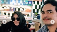 Kalau ini ketika Teddy Syah dan mendiang istrinya makan nasi kuning di sebuah warung.  Sepertinya nasi kuningnya enak ya? Foto: Instagram