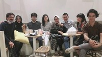 Pemain sinetron ini bukan hanya suka  juga mengajak keluarganya makan hingga nongkrong di kafe seperti ini. Foto: Instagram