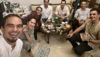 Meskipun di rumah saja, Teddy Syah tampak menikmati momen kebersamaan bersama keluarga. Sembari ngobrol keluarga Teddy juga ngemil kue dan minum teh. Foto: Instagram