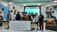 Tak hanya keluarga, Teddy juga beberapa kali makan bersama rekan-rekan artis dan staf di lokasi syuting. Salah satunya ini ketika mereka makan tumpeng nasi kuning bersama. Foto: Instagram