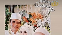 Belum lama, Teddy Syah mengejutkan publik setelah salah satu akun mengunggah foto yang menunjukkan bahwa aktor tersebut telah menikah lagi dengan wanita muda berhijab. Foto: Instagram @f.saufika 