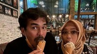 Momen Seru Teddy Syah Makan di Lokasi Syuting hingga Bareng Keluarga