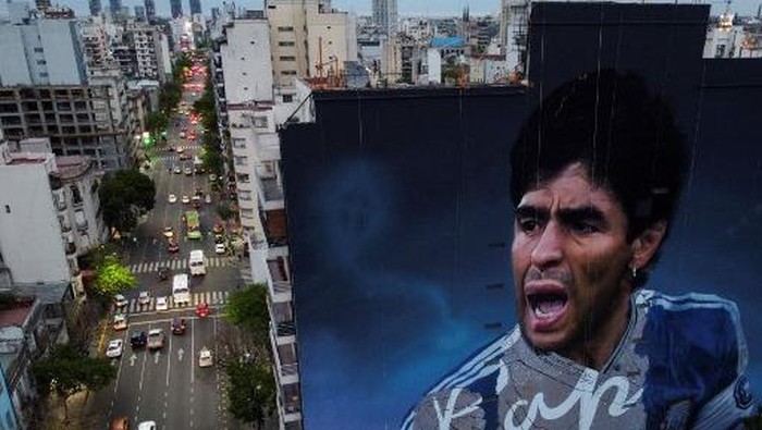Mural raksasa Diego Maradona karya seniman Martin Ron