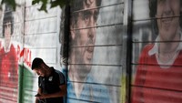 Selain Arab Saudi, Argentina tergabung dalam Grup C bersama Polandia dan Meksiko. Untuk menghadapi dua momen itu, sejumlah seniman Argentina membuat mural raksasa. Termasuk, Alfredo Segatori. Dia membuat lukisan Maradona setinggi 11 meter, menggambarkan lakon yang memenangkan Piala Dunia 1986 bersama Argentina dan memimpin timnas Argentina ke final Piala Dunia 1990 namun harus puas dikalahkan Jerman.