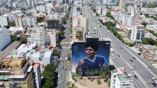 Pemandangan umum mural yang menggambarkan legenda sepak bola Argentina Diego Armando Maradona yang dibuat oleh seniman Martin Ron, sehari sebelum peringatan kedua kematian Maradona pada 25 November. Pemandangan umum mural yang menggambarkan legenda sepak bola Argentina Diego Armando Maradona yang dibuat oleh seniman Martin Ron, sehari sebelum peringatan kedua kematian Maradona pada 25 November.Â