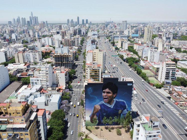 Mural Raksasa Maradona Bermunculan di Buenos Aires