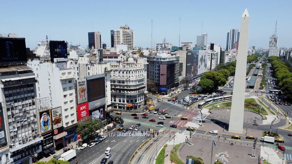Pemandangan umum mural setinggi 11 meter yang menggambarkan pemain sepak bola Argentina Diego Armando Maradona yang dibuat oleh seniman urban Alfredo Segatori, di samping Obelisk Buenos Aires, pada peringatan kedua kematian Maradona, di Buenos Aires, Argentina, Jumat (25/11/2022). Pemandangan umum mural setinggi 11 meter yang menggambarkan pemain sepak bola Argentina Diego Armando Maradona yang dibuat oleh seniman urban Alfredo Segatori, di samping Obelisk Buenos Aires, pada peringatan kedua kematian Maradona, di Buenos Aires, Argentina, Jumat (25/11/2022).Â