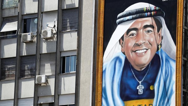 Sejumlah mural raksasa Diego Maradona muncul di Buenos Aires. Mural-mural itu sebagai penghormatan kepada si tangan Tuhan sekaligus suntikan semangat buat timnas Argentina di Piala Dunia 2022 Qatar. Saat ini, timnas Argentina juga tengah bertarung di Piala Dunia 2022. Di laga perdana, Lionel Messi dkk secara mengejutkan dikalahkan Arab Saudi 1-2, kendati sempat unggul lebih dulu.